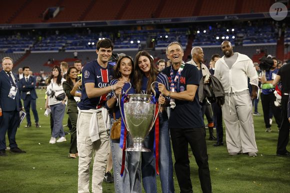 Luis Enrique célèbre avec sa femme Elena Cullell et ses enfants - Le PSG remporte la Ligue Des Champions 2025, pour la première fois de son histoire, face à l'Inter Milan (5-0) à l'Allianz Arena de Munich, le 31 mai 2025.
© Cyril Moreau/Bestimage