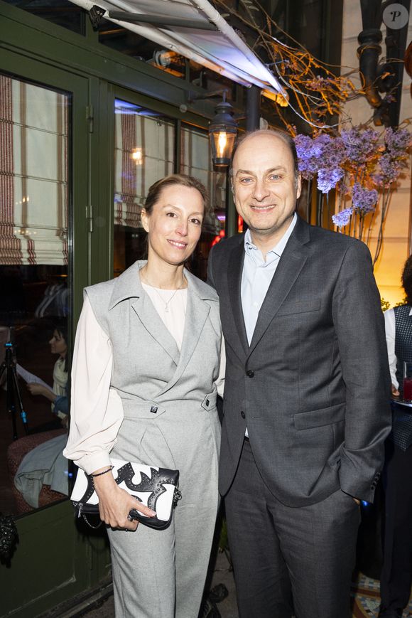 Adélaïde de Clermont-Tonnerre et son mari Laurent Delpech posent lors de la remise du prix littéraire "La Closerie des Lilas" à la Closerie des Lilas à Paris, le 18 avril 2023.
© Pierre Perusseau/Bestimage