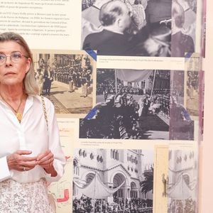 Visite de l’exposition « Le mariage du siècle » par S.A.S. le prince Albert II de Monaco, S.A.R. La princesse Caroline de Hanovre, S.A.S. la princesse Alexandra de Hanovre et les commissaires Thomas Fouilleron et Vincent Vatrican au palais princier de Monaco, le 17 juin 2026. © Jean-Charles Vinaj/Pool Monaco/Bestimage