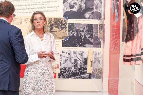 Visite de l’exposition « Le mariage du siècle » par S.A.S. le prince Albert II de Monaco, S.A.R. La princesse Caroline de Hanovre, S.A.S. la princesse Alexandra de Hanovre et les commissaires Thomas Fouilleron et Vincent Vatrican au palais princier de Monaco, le 17 juin 2026. © Jean-Charles Vinaj/Pool Monaco/Bestimage