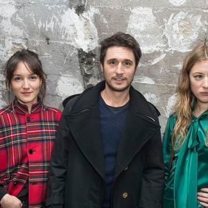 Anaïs Demoustier, Jérémie Elkaïm et Sigrid Bouaziz à l'exposition itinérante Burberry "Here we are" dans les anciens locaux du journal Libération à Paris en marge des collections Haute-Couture printemps-été 2018 le 24 janvier 2018.
© Olivier Borde / Bestimage