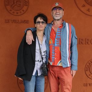 Dans sa publication, la femme d'Éric Cantona et mère de ses deux enfants n'a pas caché sa joie de voir ce projet se concrétiser, écrivant en légende : "Après Kaddour qui était une autofiction, épreuve reçue et validée de mon premier roman La Part Absente. Sortie le 19 août."

Eric Cantona et sa femme Rachida Brakni - Célébrités au village des Internationaux de France de tennis de Roland Garros 2024 à Paris le 7 juin 2024.  © Jacovides-Moreau/Bestimage