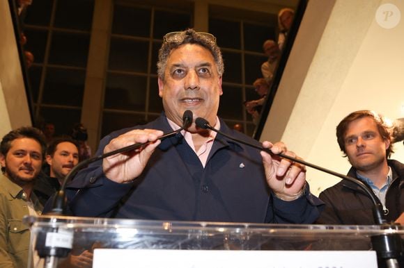 Celui qui fait ses premiers pas dans le domaine a su récolter 41,92 % des suffrages contre 32,21 % pour celle qui représentait Les Républicains. 

La légende du rugby français, Serge Blanco s'impose aux élections municipales 2026 à Biarritz, France, le 22 mars 2026. © Jean-Marc Lhomer/Bestimage
