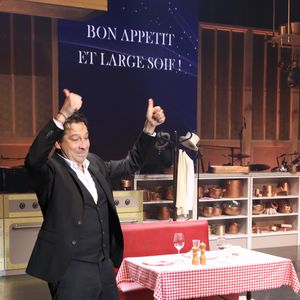 Exclusif - Laurent Gerra salue le public à la fin de son nouveau spectacle « Laurent Gerra se met à table ! », à savourer au Casino de Paris, France, le 04 Janvier 2025. © Bertrand Rindoff/Bestimage