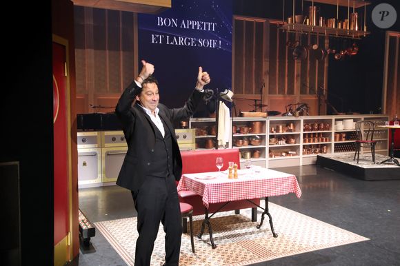 Exclusif - Laurent Gerra salue le public à la fin de son nouveau spectacle « Laurent Gerra se met à table ! », à savourer au Casino de Paris, France, le 04 Janvier 2025. © Bertrand Rindoff/Bestimage