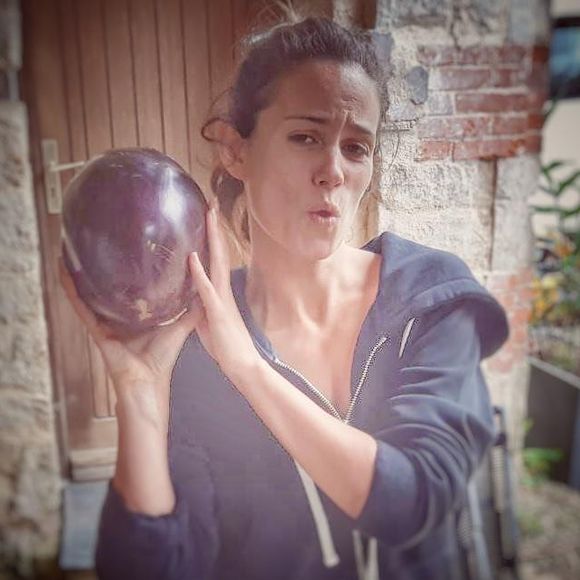 "Tous les mardis, l'été, elle fait le marché", raconte un habitant.

Lucie Lucas dans son petit village breton de Plorec