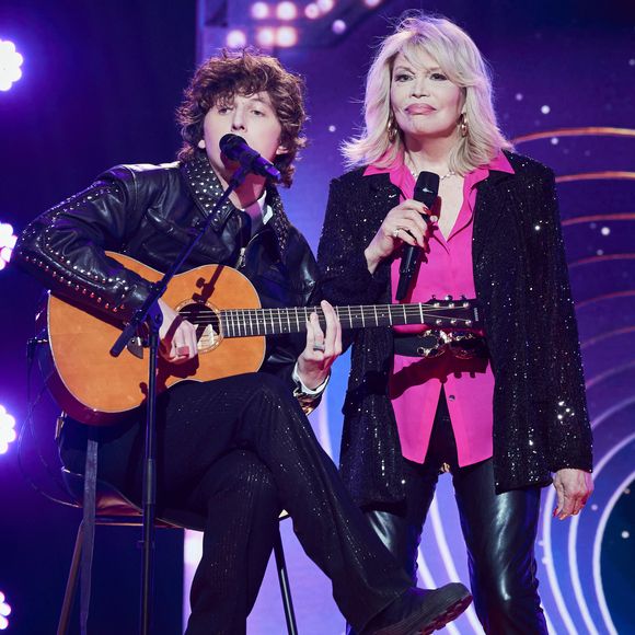 Exclusif - Amanda lear et Sacha Rudy lors de l’enregistrement de l’émission “Les stars s’unissent pour le Sidaction” au théâtre Marigny à Paris, France, le 11 mars 2025. L’émission sera diffusée en prime le 22 mars sur France 2. © Guirec-Moreau/ Bestimage