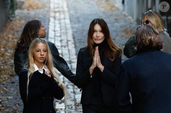 Giulia Sarkozy et Carla Bruni-Sarkozy  - La famille et les soutiens de Nicolas Sarkozy se sont réunis devant son domicile le jour de son incarcération à la prison de la Santé à Paris le 21 octobre 2025. © Moreau / Jacovides / Bestimage
