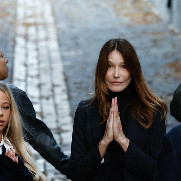 Giulia Sarkozy et Carla Bruni-Sarkozy  - La famille et les soutiens de Nicolas Sarkozy se sont réunis devant son domicile le jour de son incarcération à la prison de la Santé à Paris le 21 octobre 2025. © Moreau / Jacovides / Bestimage