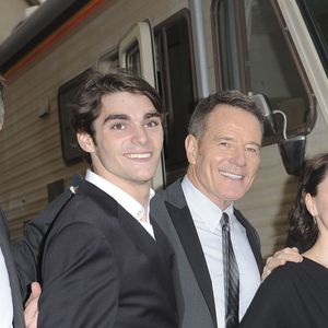Révélé par "Breaking Bad", RJ Mitte n’est plus. Le comédien, qui incarnait le fils de Walter White, est mort à 34 ans.
Bryan Cranston, Anna Gunn, Rj Mitte - Premiere de la serie "Breaking Bad" a Los Angeles
FAMEFLYNET / BESTIMAGE