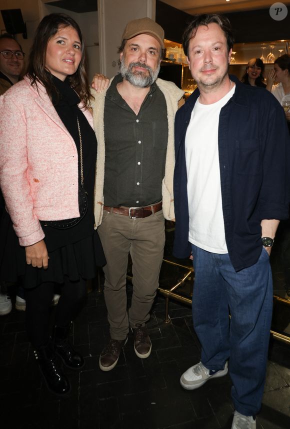 Exclusif - Romain Sardou et sa compagne Kym Thiriot et Davy Sardou lors de la générale de la pièce "Amis pour la vie" au théâtre de l'Oeuvre à Paris le 24 avril 2025. La représentation est suivie d'un cocktail.

© Coadic Guirec / Bestimage