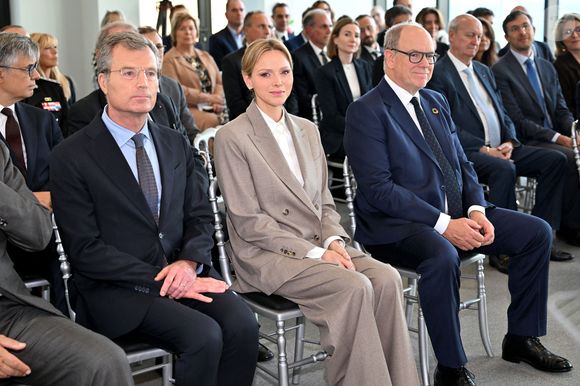 Le prince Albert II de Monaco et la princesse Charlene ont visité en compagnie de M. Thomas Bataglione, l'administrateur et directeur général de la SMEG, le nouveau siège social de la société, installé dans le quartier de Fontvieille à Monaco, le 15 octobre 2025. © Bruno Bebert / Bestimage