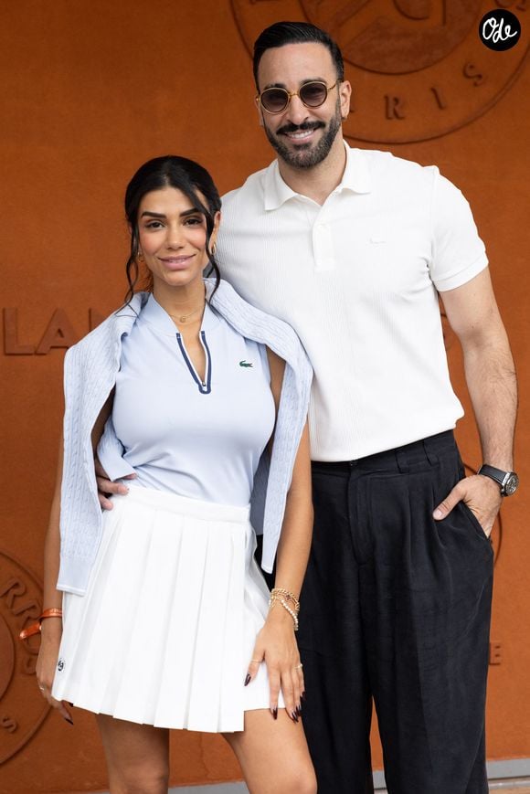 À l’été 2025, Adil Rami avait défendu leur complicité face aux critiques d’internautes.

Adil Rami et  Louana Franco au photocall du village lors des Internationaux de France de Tennis de Roland Garros 2026, à Paris, France, le 5 juin 2026. © Jacovides-Moreau/Bestimage