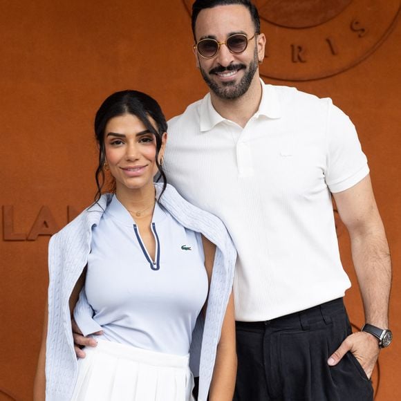 À l’été 2025, Adil Rami avait défendu leur complicité face aux critiques d’internautes.

Adil Rami et  Louana Franco au photocall du village lors des Internationaux de France de Tennis de Roland Garros 2026, à Paris, France, le 5 juin 2026. © Jacovides-Moreau/Bestimage