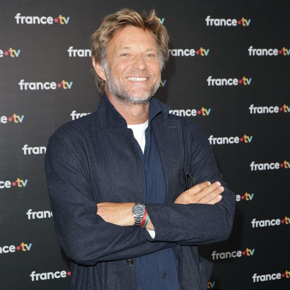 À 49 ans, l'actrice, maman de Charlie (fruit de son amour avec l'acteur Jocelyn Quivrin, décédé en 2009) ainsi que de deux enfants, une fille prénommée Swann et un garçon prénommé Lino, né en décembre 2019, fruits de son amour avec Laurent Delahousse, a révélé se préserver en ne laissant qu'un cercle très restreint avoir accès à sa vie.

Laurent Delahousse lors du photocall de la conférence de presse de rentrée de France Télévisions à Paris, en France, le 4 septembre 2024. © Coadic Guirec/Bestimage
