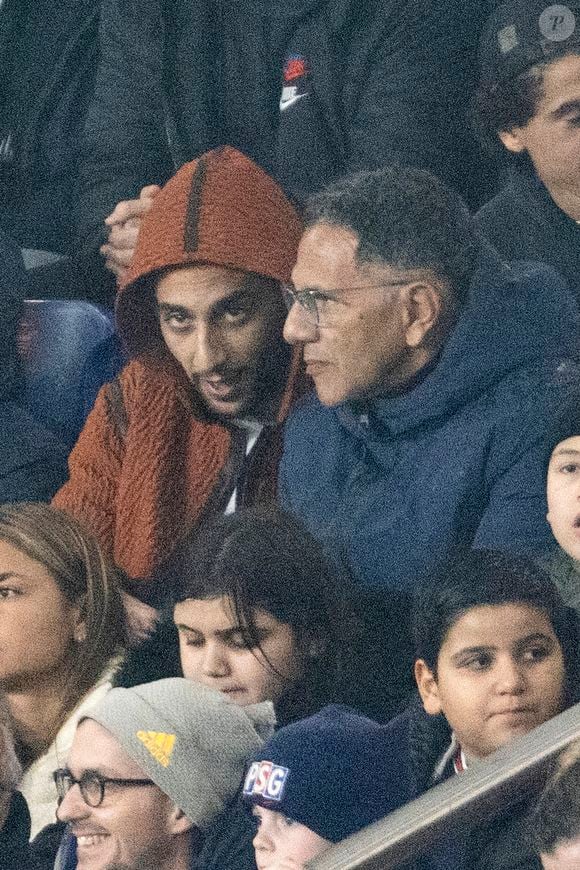 Roschdy Zem et son fils Chad Zem - Célébrités dans les tribunes de la 8ème de finale de la coupe de France de football entre le PSG contre Brest (3-1) au Parc des Princes à Paris le 7 février 2024. © Cyril Moreau/Bestimage