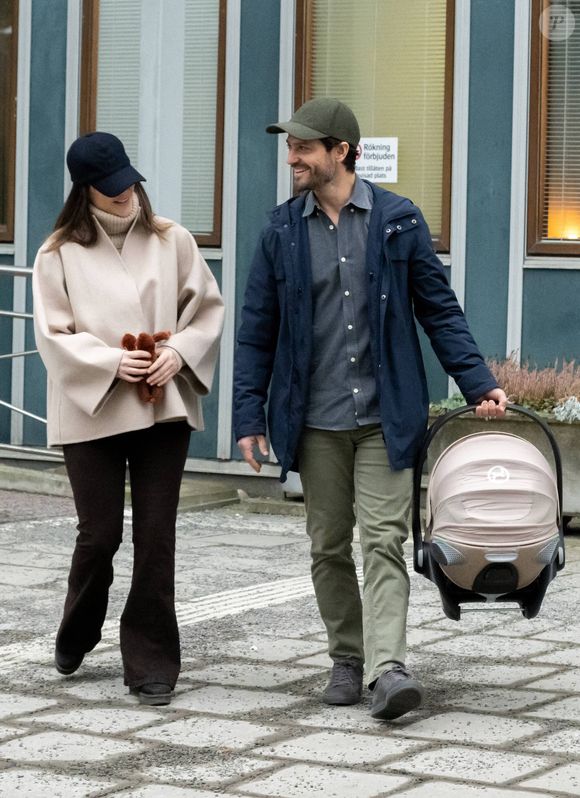 our rappel, c'est à travers un communiqué de la Cour, publié ce lundi, plus tôt dans la journée, que le prénom de la fille de Sofia et Carl Philip de Suède a été révélé. 

La princesse Sofia et le prince Carl Philip de Suède quittent la maternité avec leur fille. Le 8 février 2025. 
Dana Press / Bestimage