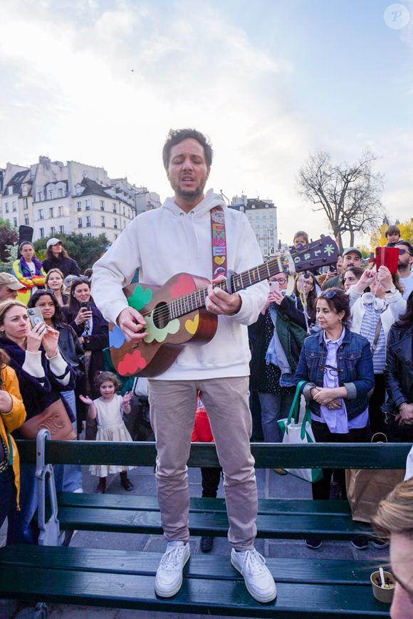 Le chanteur Vianney a improvisé un concert sur le parvis de Notre-Dame de Paris le 8 avril 2025.

© Jack Bussat / Bestimage