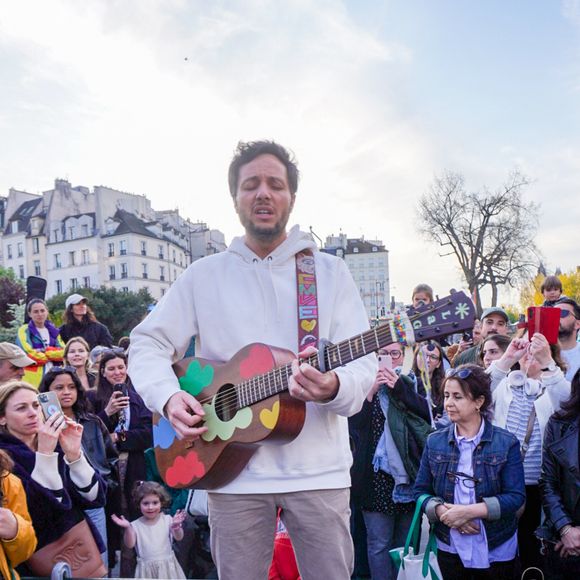 Le chanteur Vianney a improvisé un concert sur le parvis de Notre-Dame de Paris le 8 avril 2025.

© Jack Bussat / Bestimage