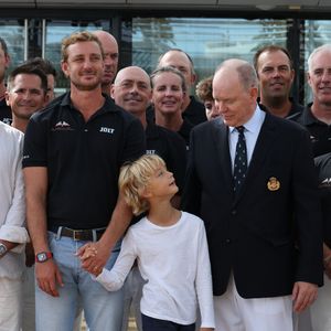 Le regard empli de fierté du garçon était touchant à voir

Pierre Casiraghi, son fils Francesco, le prince Albert II de Monaco - Le prince Albert II de Monaco a félicité les vainqueurs de l'Admiral’s Cup 2025, les 2 équipages du Yacht Club menés par Pierre Casiraghi, vice-président du Y.C.M. à la barre de Jolt 6 et Peter Harrison sur Jolt 3 le 14 septembre 2025.

© Claudia Albuquerque / Bestimage