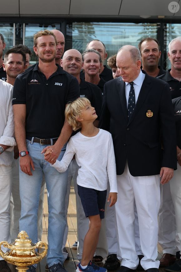 Le regard empli de fierté du garçon était touchant à voir

Pierre Casiraghi, son fils Francesco, le prince Albert II de Monaco - Le prince Albert II de Monaco a félicité les vainqueurs de l'Admiral’s Cup 2025, les 2 équipages du Yacht Club menés par Pierre Casiraghi, vice-président du Y.C.M. à la barre de Jolt 6 et Peter Harrison sur Jolt 3 le 14 septembre 2025.

© Claudia Albuquerque / Bestimage