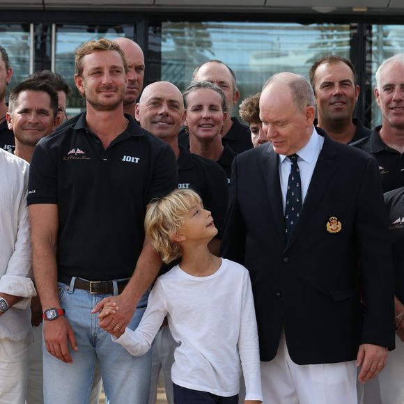 Le regard empli de fierté du garçon était touchant à voir

Pierre Casiraghi, son fils Francesco, le prince Albert II de Monaco - Le prince Albert II de Monaco a félicité les vainqueurs de l'Admiral’s Cup 2025, les 2 équipages du Yacht Club menés par Pierre Casiraghi, vice-président du Y.C.M. à la barre de Jolt 6 et Peter Harrison sur Jolt 3 le 14 septembre 2025.

© Claudia Albuquerque / Bestimage