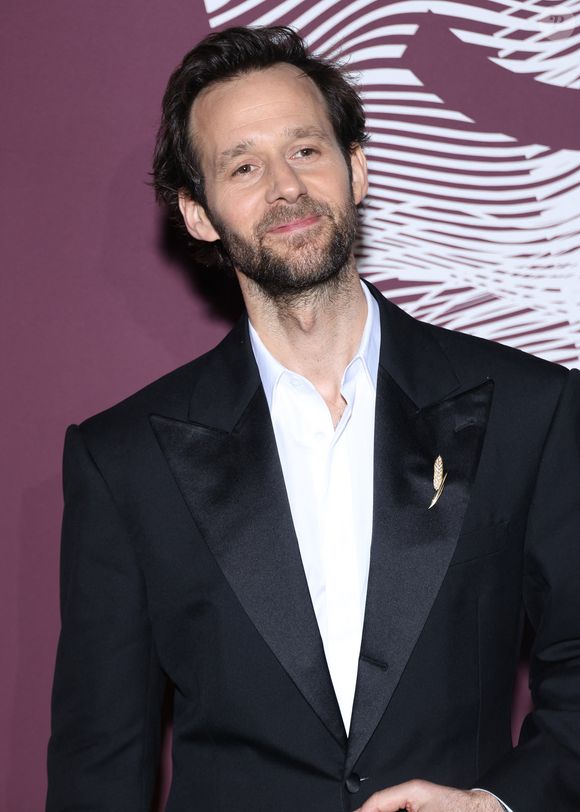 Benjamin Lavernhe (broche de la Maison Chaumet) au photocall du dîner de la 51ème cérémonie des César au Fouquet's à Paris, France, le 27 février 2026. © Denis Guignebourg/Bestimage