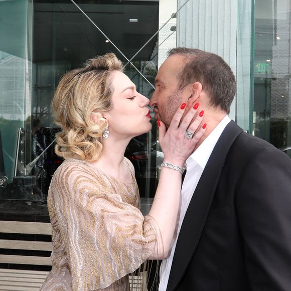 Exclusif -   Emilie Dequenne (En Dior) se prépare pour la 95ème édition de la cérémonie des Oscars à Los Angeles dans sa chambre d'hôtel (Le Sofitel Beverly Hills) avec son mari Michel Ferracci (en Fursac) le 12 mars 2023.
Elle vient soutenir le film "Close" du réalisateur belge Lukas Dhont dans lequel elle joue le rôle de Sophie. © Bestimage