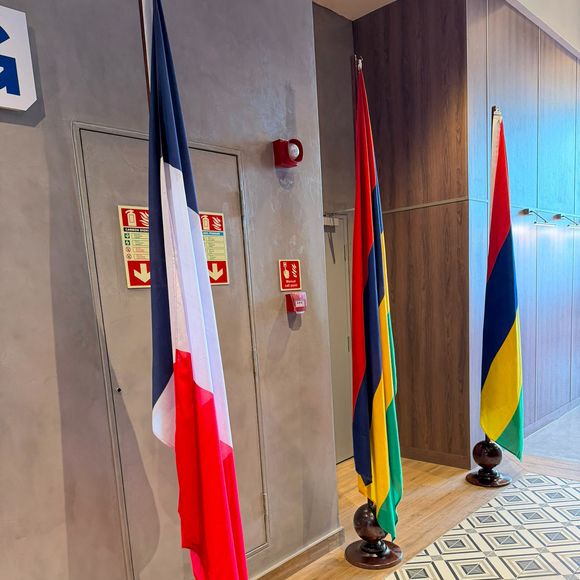 Exclusif - Stéphane Plaza, en voyage d'affaire pour trouver de nouveaux franchisés à Île Maurice, a reçu une invitation du président Emmanuel Macron à l'occasion de l'inauguration du nouveau site de l'Ambassade de France à Maurice à l'immeuble "The Workplace", Moka-Telfair, le vendredi 21 novembre 2025. © Bestimage