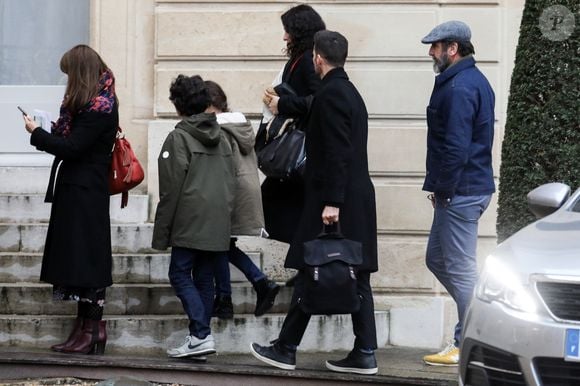 Eric Cantona, sa femme Rachida Brakni et leurs enfants Emir et Selma se rendent à l'Elysée pour assister à la projection privée de leur série télévisée "Le voyageur" à Paris le 28 février 2020.