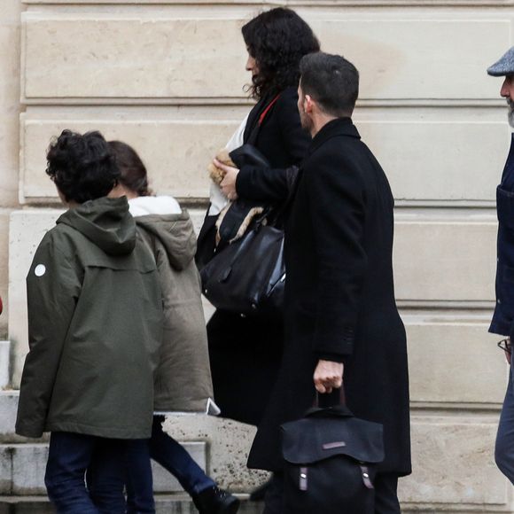 Eric Cantona, sa femme Rachida Brakni et leurs enfants Emir et Selma se rendent à l'Elysée pour assister à la projection privée de leur série télévisée "Le voyageur" à Paris le 28 février 2020.
