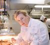 Pour cette cheffe exigeante, il s'est avéré difficile de cuisiner avec ses enfants tout en faisant de bons plats. Par ailleurs, elle n'était pas toujours présente à l'heure du repas...  

La grande chef Hélène Darroze dans les cuisines de son restaurant à Paris, France, le 18 février 2015. Photo Pascal Baril/Abaca
