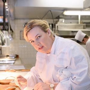 Pour cette cheffe exigeante, il s'est avéré difficile de cuisiner avec ses enfants tout en faisant de bons plats. Par ailleurs, elle n'était pas toujours présente à l'heure du repas...  

La grande chef Hélène Darroze dans les cuisines de son restaurant à Paris, France, le 18 février 2015. Photo Pascal Baril/Abaca