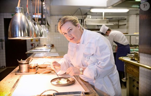 Pour cette cheffe exigeante, il s'est avéré difficile de cuisiner avec ses enfants tout en faisant de bons plats. Par ailleurs, elle n'était pas toujours présente à l'heure du repas...  

La grande chef Hélène Darroze dans les cuisines de son restaurant à Paris, France, le 18 février 2015. Photo Pascal Baril/Abaca