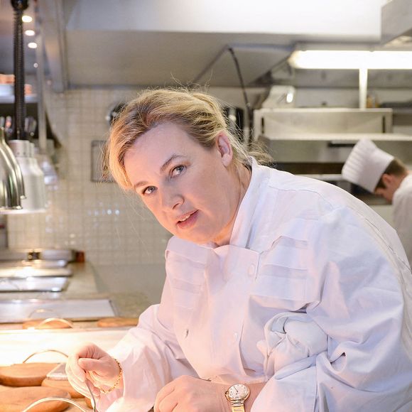 Pour cette cheffe exigeante, il s'est avéré difficile de cuisiner avec ses enfants tout en faisant de bons plats. Par ailleurs, elle n'était pas toujours présente à l'heure du repas...  

La grande chef Hélène Darroze dans les cuisines de son restaurant à Paris, France, le 18 février 2015. Photo Pascal Baril/Abaca