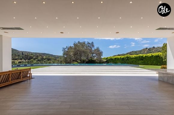 L’ancienne propriété de Ben Affleck et Jennifer Lopez à Beverly Hills s’étend sur près de deux hectares. La résidence compte 12 chambres, 24 salles de bains, une piscine à débordement, un vaste complexe sportif et un garage pouvant accueillir 12 voitures. Crédit photo : Simon Berlyn.
