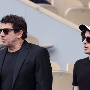 Patrick Bruel et son fils Oscar dans les tribunes des Internationaux de France de tennis de Roland Garros 2024 à Paris, France, le 4 juin 2024. © Jacovides-Moreau/Bestimage