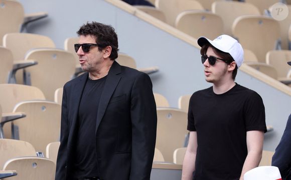 Patrick Bruel et son fils Oscar dans les tribunes des Internationaux de France de tennis de Roland Garros 2024 à Paris, France, le 4 juin 2024. © Jacovides-Moreau/Bestimage