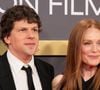 Côté techniques de pose, le babyboomer rivalise avec la classique french manucure pour habiller nos mains cette saison.

Jesse Eisenberg et Julianne Moore à la soirée de clôture du BFI London Film Festival, au Royal Festival Hall, le 18 octobre 2026 à Londres.

© Bestimage