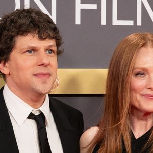 Côté techniques de pose, le babyboomer rivalise avec la classique french manucure pour habiller nos mains cette saison.

Jesse Eisenberg et Julianne Moore à la soirée de clôture du BFI London Film Festival, au Royal Festival Hall, le 18 octobre 2026 à Londres.

© Bestimage