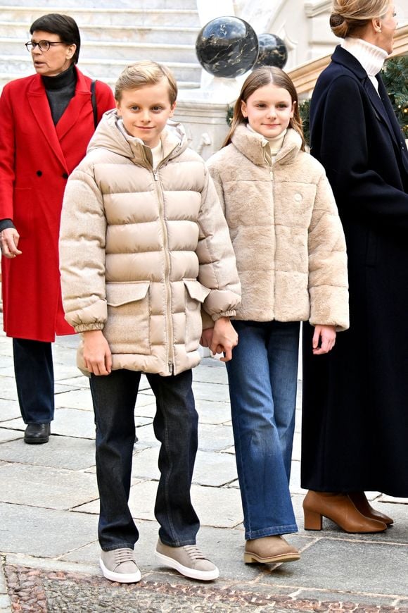 Le prince Albert II de Monaco, la princesse Charlene et leurs enfants la princesse Gabriella et le prince héréditaire Jacques ont accueilli les enfants monégasque pour le traditionnel arbre de Noël du Palais à Monaco, le 17 décembre 2025. La famille princière a assisté à un spectacle dans la cour d'honneur du Palais puis a distribué cadeaux et friandises avec l'aide de la princesse Stéphanie de Monaco, et de ses enfants, Louis Ducruet et Camille Gottlieb. © Bruno Bebert/Bestimage
