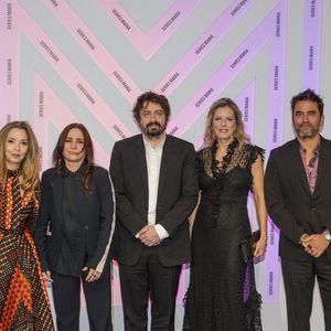 Karin Viard portait elle aussi une tenue partiellement composée de dentelle

Minkie Spiro, Pamela Adlon, Victor Le Masne, Karin Viard et Ignacio Serricchio au photocall de la cérémonie de clôture du festival Series Mania à Lille le 28 mars 2025.

© Stéphane Vansteenkiste / Bestimage