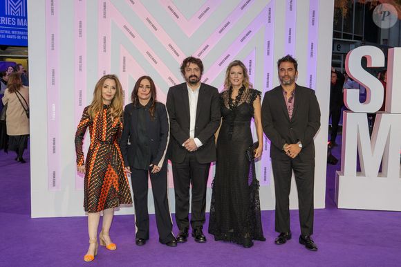 Karin Viard portait elle aussi une tenue partiellement composée de dentelle

Minkie Spiro, Pamela Adlon, Victor Le Masne, Karin Viard et Ignacio Serricchio au photocall de la cérémonie de clôture du festival Series Mania à Lille le 28 mars 2025.

© Stéphane Vansteenkiste / Bestimage