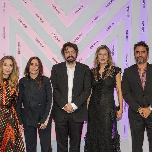 Karin Viard portait elle aussi une tenue partiellement composée de dentelle

Minkie Spiro, Pamela Adlon, Victor Le Masne, Karin Viard et Ignacio Serricchio au photocall de la cérémonie de clôture du festival Series Mania à Lille le 28 mars 2025.

© Stéphane Vansteenkiste / Bestimage