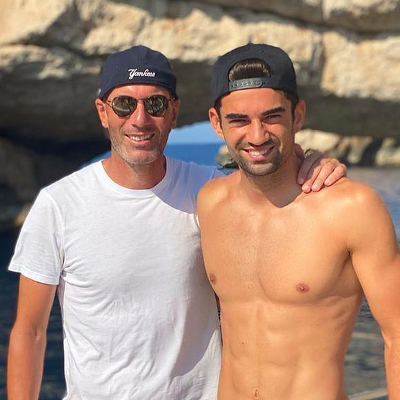 Si l'on connaissait déjà les exploits de la famille sur les terrains de football, c'est aujourd'hui sur un tout autre terrain que Zinédine Zidane et son fils aîné, Enzo, ont décidé de faire équipe.

Zinedine Zidane et son fils Enzo