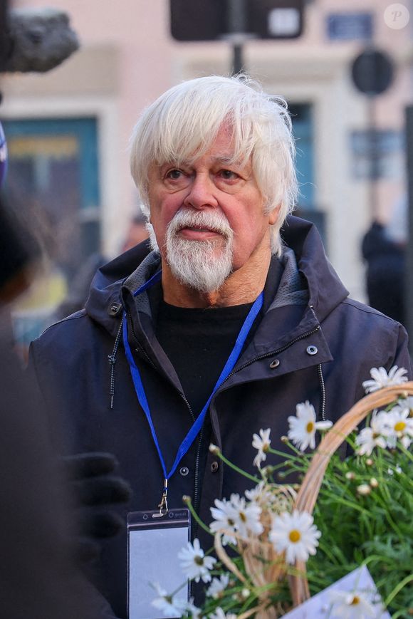 Paul Watson - Arrivées aux obsèques de Brigitte Bardot en l'église Paroissiale Notre-Dame-de-l'Assomption de Saint-Tropez, France, le 7 janvier 2026. Brigitte Bardot, figure emblématique du cinéma français et icône internationale, est décédée le 28 décembre 2025 à l'âge de 91 ans dans sa mythique propriété de La Madrague, à Saint-Tropez (France). Révélée au monde entier par son rôle dans "Et Dieu... créa la femme", elle avait contribué à faire de Saint-Tropez un lieu mondialement connu. L'actrice sera inhumée le 7 janvier 2026 au cimetière marin de Saint-Tropez, aux côtés de son père Louis Bardot (1896-1975) et de sa mère Anne-Marie Mucel (1912-1978). Une cérémonie religieuse se tiendra auparavant dans l'église de Saint-Tropez, où proches, personnalités et anonymes pourront lui rendre un dernier hommage. © Jacovides-Moreau/Bestimage