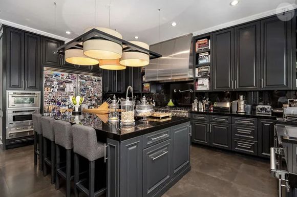 La villa de Johnny Hallyday à Pacific Palisades vendue en février 2021 pour 13 millions d'euros à Los Angeles. La superbe villa de 1000 m2 habitables est dotée de sept chambres, huit salles de bains, de plusieurs salons, d'une bibliothèque, d'une cave à vin, d'une salle de cinéma avec 18 sièges, d'un sauna, et même d'un studio d'enregistrement. Le 5 juillet 2021. © Backgrid UK/ Bestimage
