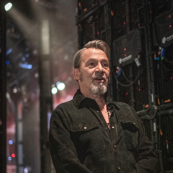 Florent Pagny en backstage de l'enregistrement de l'émission "Serge Lama, le dernier rappel" présentée par F. Bollaert, diffusée le vendredi 21 novembre 2025 sur France 3 à 21h10, au théâtre Marigny à Paris, France, le 29 avril 2025. © Clovis-Moreau/Bestimage
