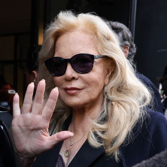 Attendu pour le 8 mai prochain, ce bel objet inclura notamment un double CD, un DVD et un livret photos.

Sylvie Vartan - Les célébrités arrivent au défilé Stéphane Rolland à la Salle Pleyel, "Collection Haute Couture Printemps/Eté 2025" lors de la Fashion Week de Paris (PFW), le 28 janvier 2025. 
© Denis Guignebourg / Bestimage