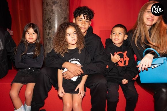 Les enfants de Cristiano Ronaldo et Georgina Rodrigez au défilé Vêtements mode femme automne / hiver 2024-2025 lors de la Fashion Week de Paris (PFW), au Pavillon Cambon , France, le 1er Mars 2024. © Jérémy Melloul/Bestimage